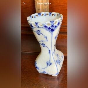 Manufacturer: Royal Copenhagen, Denmark.
Design: Musselmalet (Blue Fluted) Full